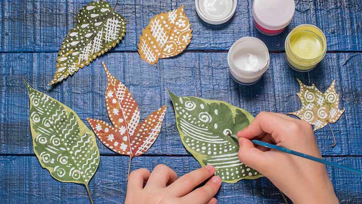 Artesanía de otoño a partir de hojas secas, manualidades de otoño para  adultos, collage de naturaleza de otoño, dibujo de manos femeninas